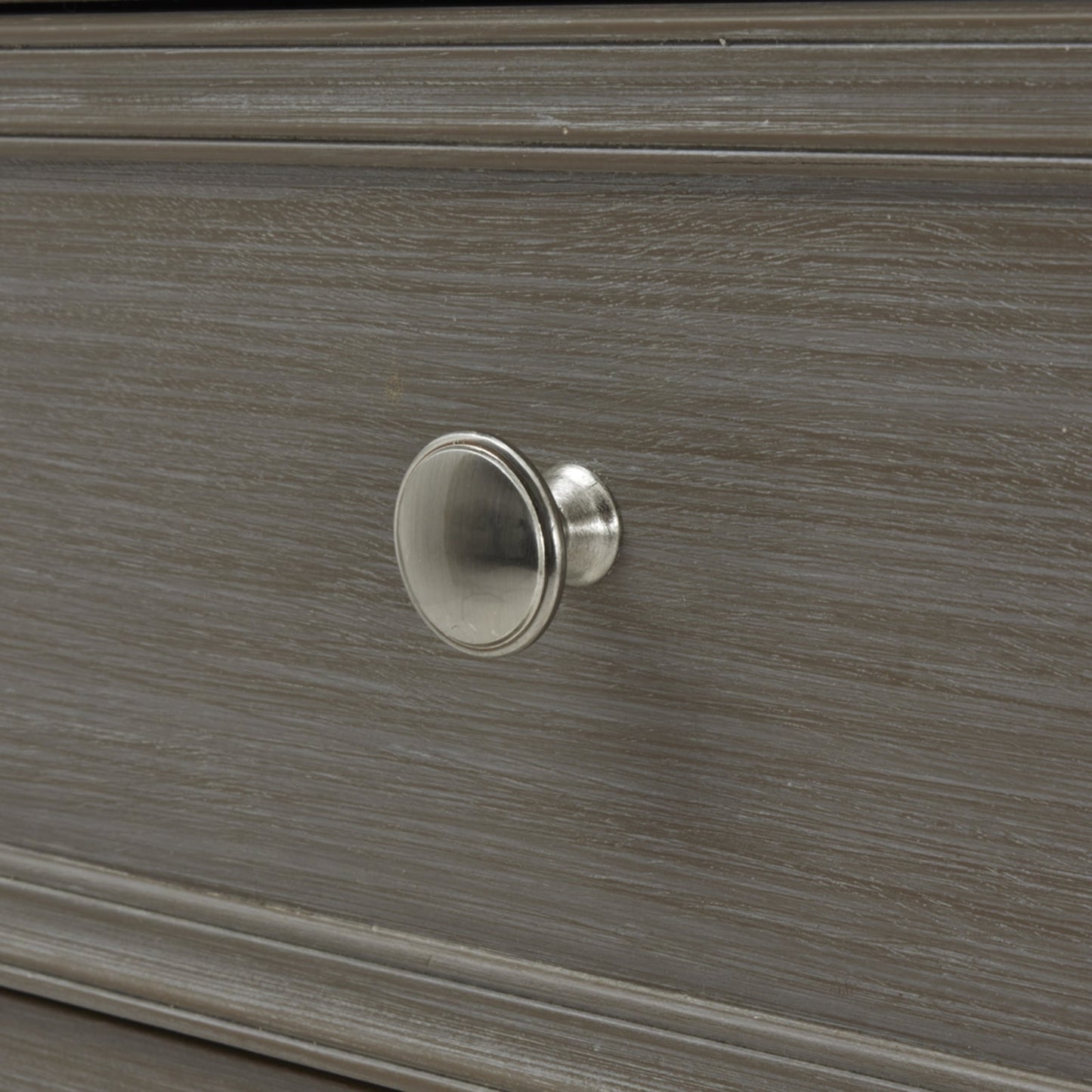 knob detail on 2 over 2 chest of drawers