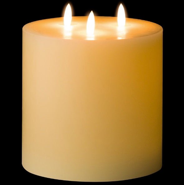 TRiple Wick Ivory Candle Lit